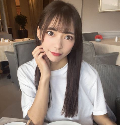 日本前高中女老師尋井海,擁有「小隻馬」身材與一雙水汪汪大眼,外型甜美可人。(圖/翻攝自X@_hiroiumi)