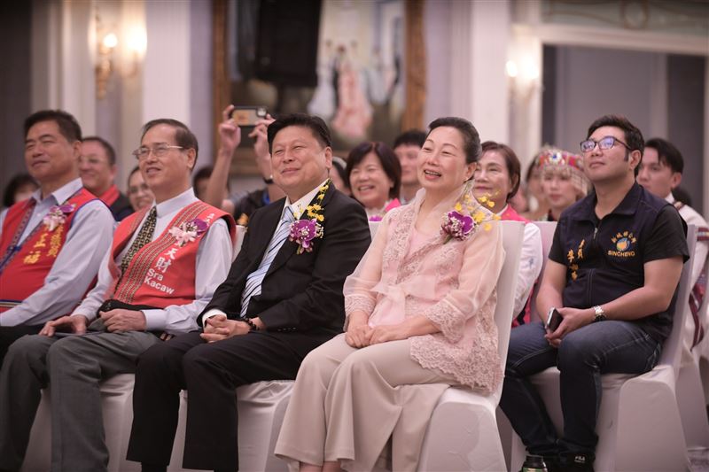 傅崐萁、徐榛蔚日前一起為新人證婚。(圖/翻攝自徐榛蔚臉書)