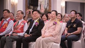 ▲傅崐萁、徐榛蔚日前一起為新人證婚。（圖／翻攝自徐榛蔚臉書）