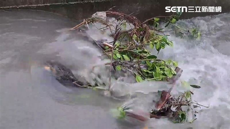 台東縣豪雨不斷,溝渠內驚見「人頭」載浮載沉。(圖/翻攝畫面)