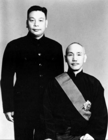 蔣介石與長子蔣經國(左)。(圖/翻攝自維基百科)