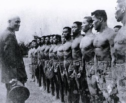蔣介石視察台灣士兵。(圖/翻攝自維基百科)
