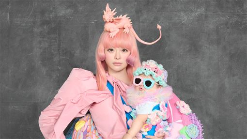 卡莉怪妞產後帶娃復出　嗨唱萬人音樂祭