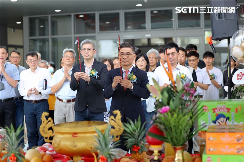 沈孟儒率行政主管焚香祝禱,今(21)日東寧宿舍正式啟用。(圖/成功大學提供)