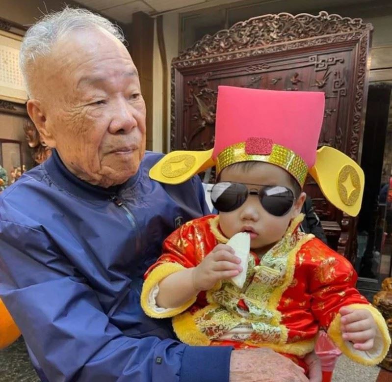 顏懷晚年深居簡出含飴弄孫,投票才會難得露面。(圖/翻攝顏寬恆臉書)