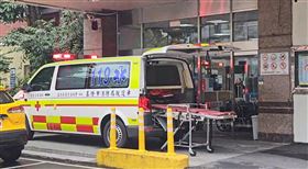 冷氣工人張男遭電擊後送醫命危。（圖／翻攝畫面）