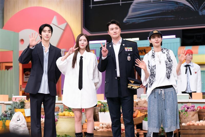 安孝燮（左起）、蔡秀彬、申承浩、NANA作客綜藝【驚人的星期六】演出。（圖／TVN提供）