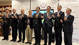 ▲在法務部長鄭銘謙（中）見證下，昇恒昌基金會江松樺（左4）、台新銀行公益慈善基金會執行董事鄭家鐘（左3）順利完成捐贈儀式。（圖／記者楊佩琪攝）