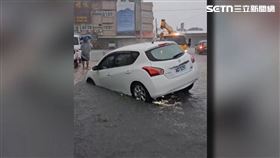 大雨釀禍子救母險掉水溝　拖吊人員急協助
