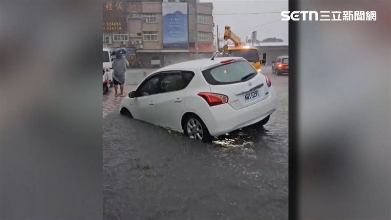 大雨釀禍!子救母險掉水溝 學校淹到腰