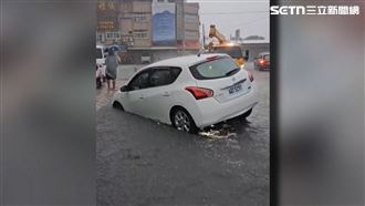 大雨釀禍！子救母險掉水溝　學校淹到腰