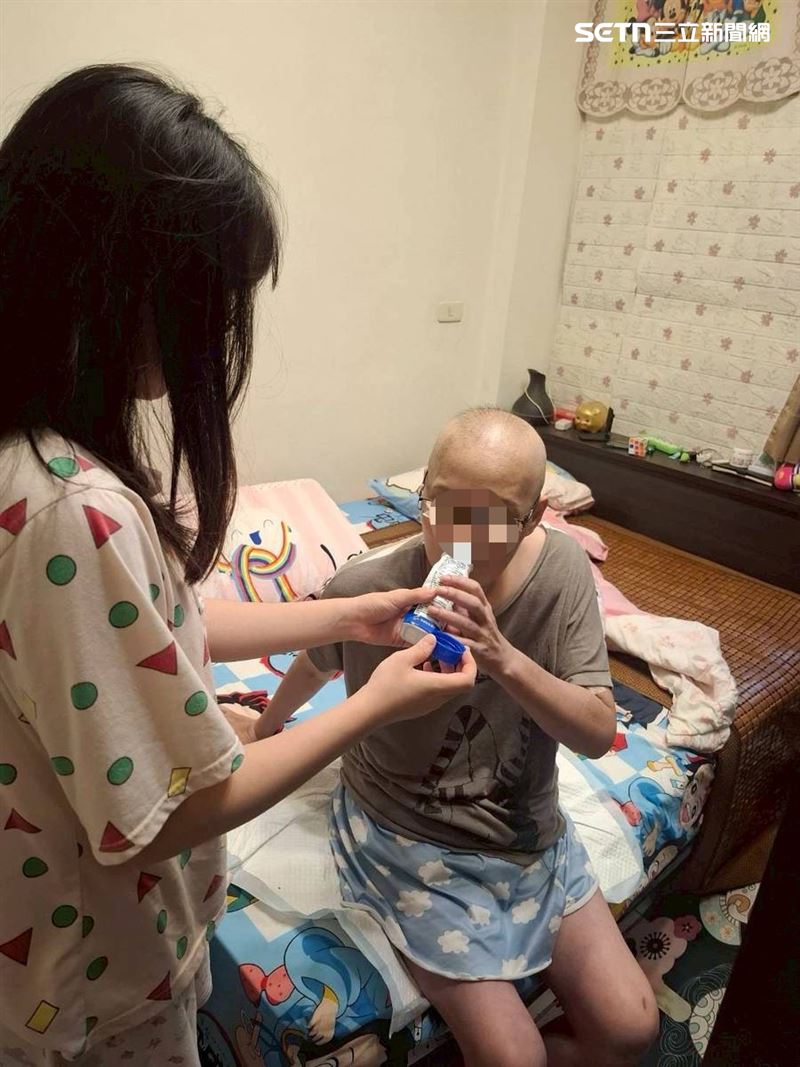 不是超人卻成支柱！16歲的高一少女為癌母守弟顧家父不捨，勇氣震撼全網。她不被貧窮打敗！圖為少女與媽媽。（圖／《愛的延續公益協會》提供）