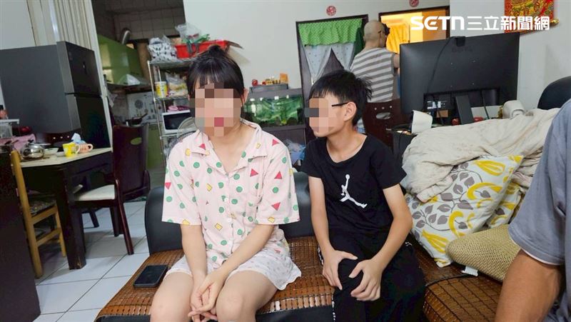 不是超人卻成支柱！16歲的高一少女為癌母守弟顧家父不捨，勇氣震撼全網。她不被貧窮打敗！圖為少女與弟弟。（圖／《愛的延續公益協會》提供）