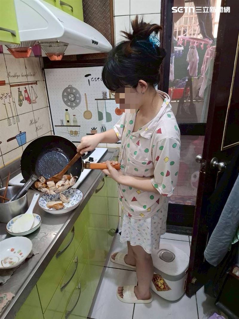 不是超人卻成支柱！16歲的高一少女為癌母守弟顧家父不捨，勇氣震撼全網。她不被貧窮打敗！（圖／《愛的延續公益協會》提供）