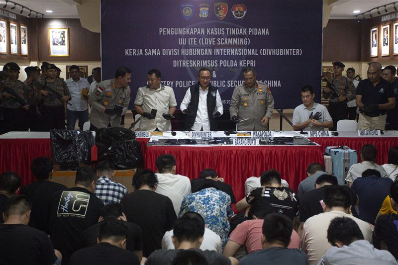 2023年,印尼警方逮捕數名涉嫌參與跨境電話和網路愛情詐騙集團的中國公民。 (圖/美聯社/達志影像)