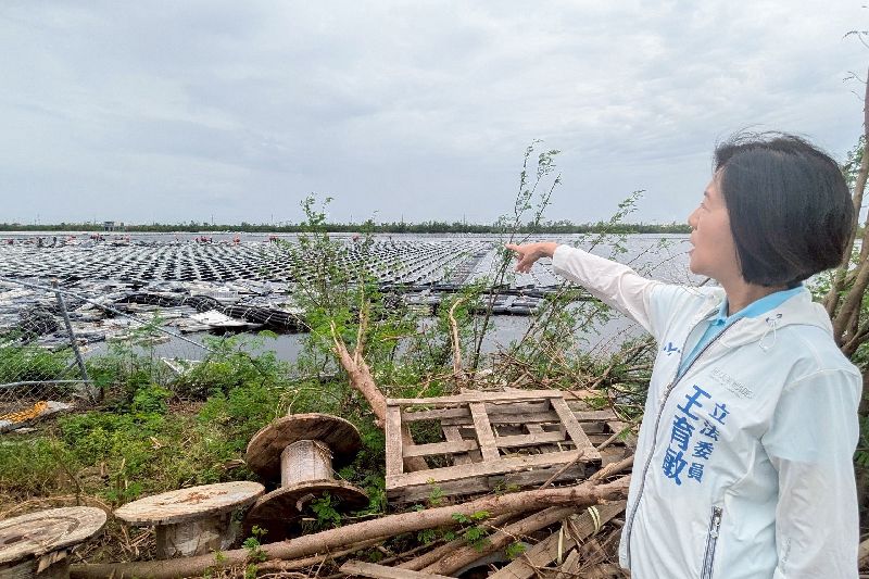 國民黨立委王育敏（右）指出，風災後至今2週還沒清完廢棄光電板真的太久了，滯洪池內還堆有大量報廢光電板與建材，若不即時移除，恐影響水質、危害當地生態。（王育敏提供）