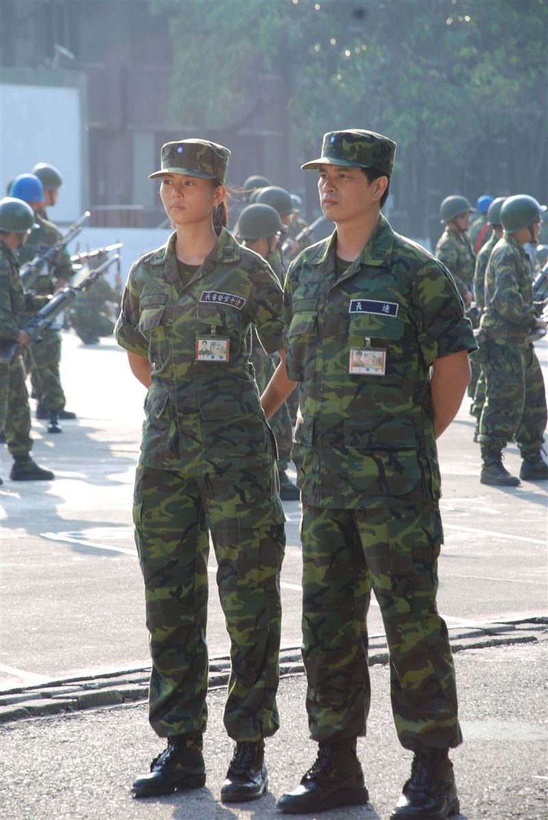 《新兵日記》劉香慈（左）與李興文掀起當兵回憶殺。（圖／民視提供）