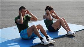 劉香慈（右）與唐豐當時拍《新兵日記》在豔陽下做仰臥起坐。（圖／民視提供）