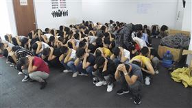 ▲馬來西亞移民局2019年突破獲網路投資詐騙集團，逮捕680名涉嫌詐騙的中國人。（圖／美聯社／達志影像）