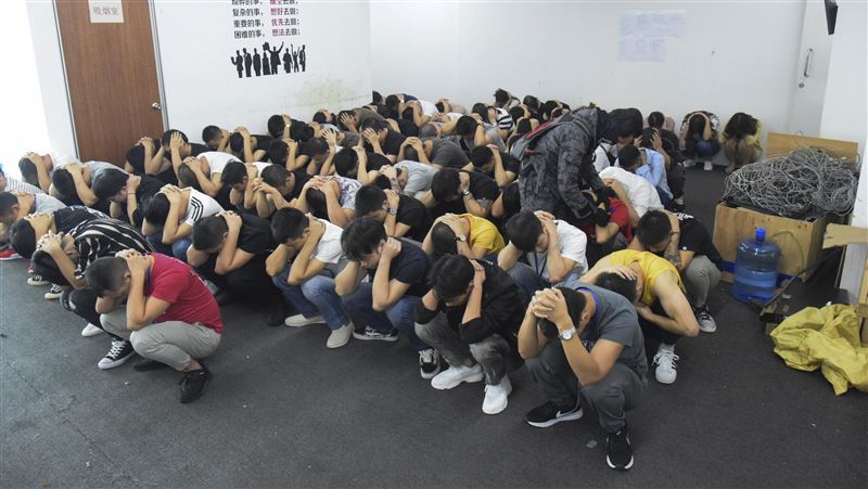馬來西亞移民局2019年突破獲網路投資詐騙集團,逮捕680名涉嫌詐騙的中國人。(圖/美聯社/達志影像)