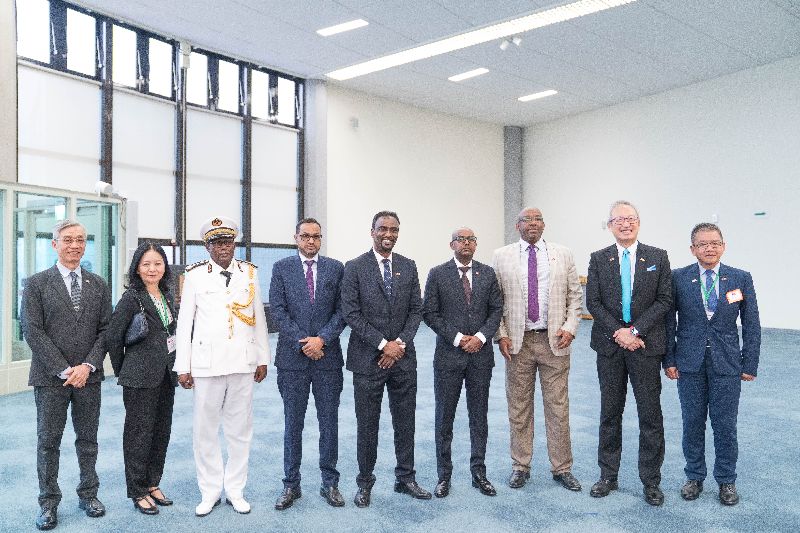 索馬利蘭共和國外交暨國際合作部長巴卡曼（H.E. Abdirahman Dahir Adam）（中）率團訪台，21日下午抵台時，外交部政務次長吳志中（右2）前往接機。（圖／中央社）