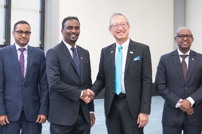 索馬利蘭共和國外交暨國際合作部長巴卡曼（H.E. Abdirahman Dahir Adam）（左2）應邀率團訪問台灣，外交部次長吳志中（右2）前往國賓門接機，表達誠摯歡迎。（圖／中央社）