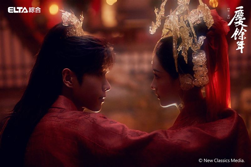 張若昀(左)、李沁在《慶餘年第二季》中上演大婚戲碼。(圖/愛爾達電視提供)