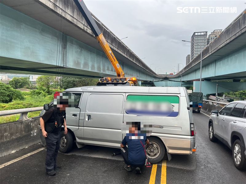 台65線中原路匝道發生運鈔車失控撞轎車事故。(圖/翻攝畫面)