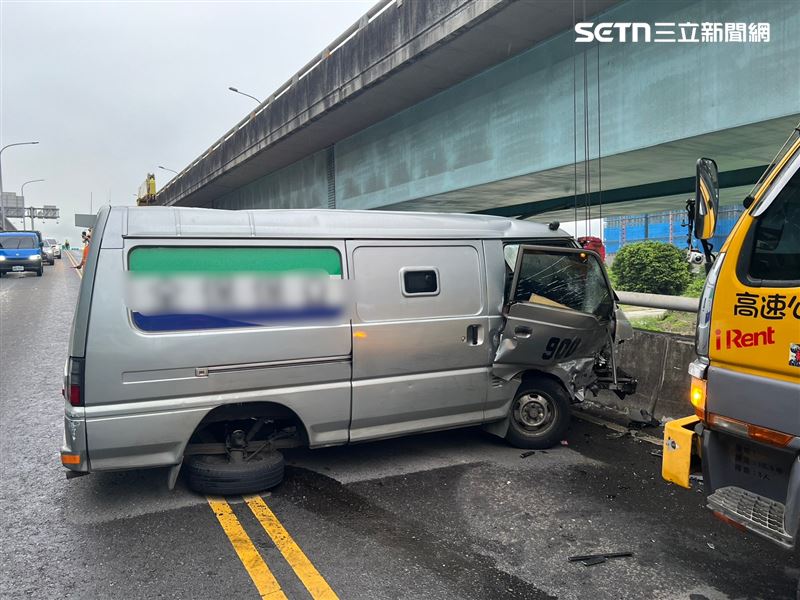 台65線中原路匝道發生運鈔車失控撞轎車事故。(圖/翻攝畫面)