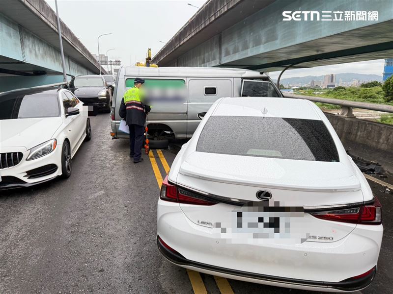 台65線中原路匝道發生運鈔車失控撞轎車事故。(圖/翻攝畫面)