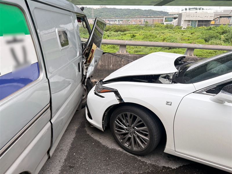 台65線中原路匝道發生運鈔車失控撞轎車事故。(圖/翻攝畫面)
