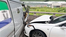 ▲台65線中原路匝道發生運鈔車失控撞轎車事故。（圖／翻攝畫面）