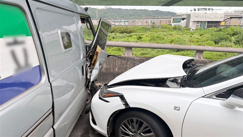 新北運鈔車機械故障　突衝對向車道撞轎車