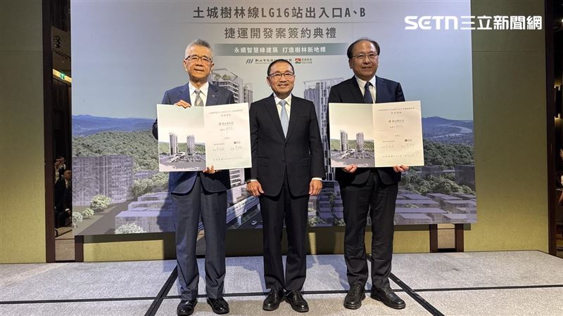 新北市長侯友宜(中)、新北捷運局長李政安(右)與信義開發董事長周俊吉(左)簽約土城樹林線LG16站出入口A、B案。(圖/新北捷運局提供)