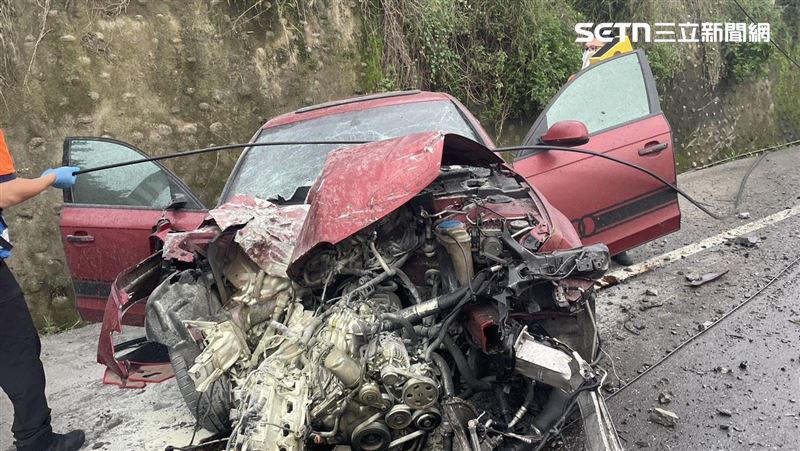 台南轎車自撞車頭全毀 駕駛受困送醫不治