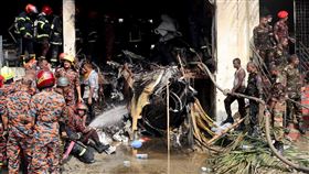 孟加拉達卡，一架空軍教練機墜進校園內，消防隊和軍人到場善後。（圖／路透社／達志影像）