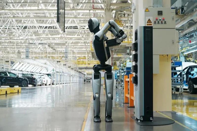 優必選科技研發的Walker S2人形機器人,實現24/7不間斷工作。(圖/翻攝自百度)