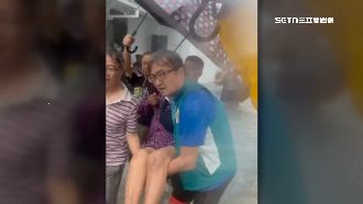 洗腎嬤淹水出不了門　民眾合力救援抬上車