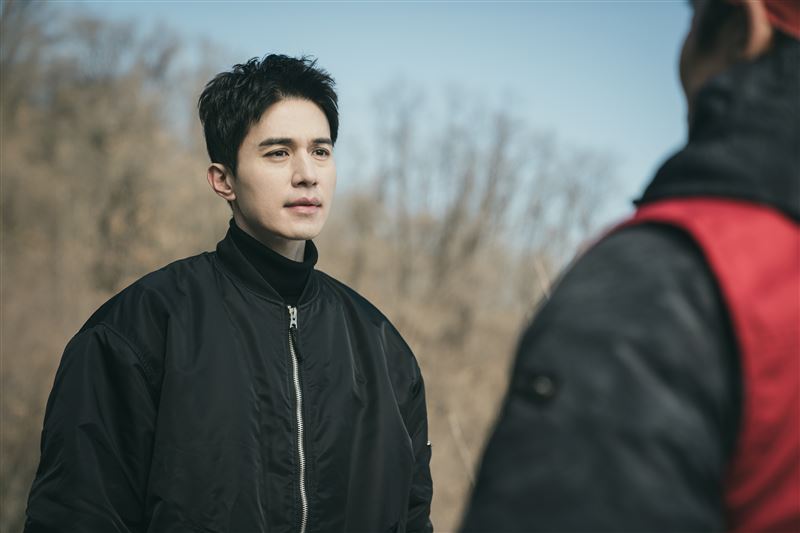 李棟旭在劇中飾演出身於黑道世家、身為第三代長孫的錫哲。（圖／Disney+提供）