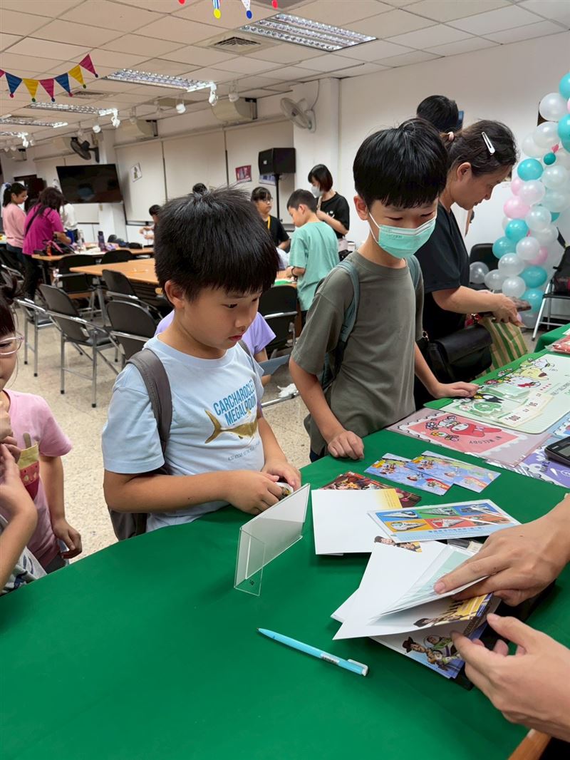 現場臨時郵局讓參與學員和集郵人士蓋戳銷票,留下美好紀念。(圖/翻攝畫面)