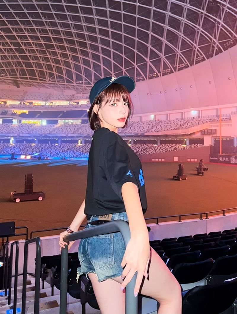 河智媛事後曬棒球ootd展現「蜜大腿」兼具又辣又潮流。(圖/翻攝自hajiwon.22 IG)