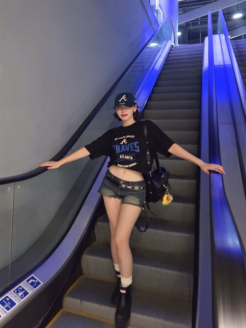 河智媛超犯規掀起T恤露蠻腰展現酷辣率性。(圖/翻攝自hajiwon.22 IG)