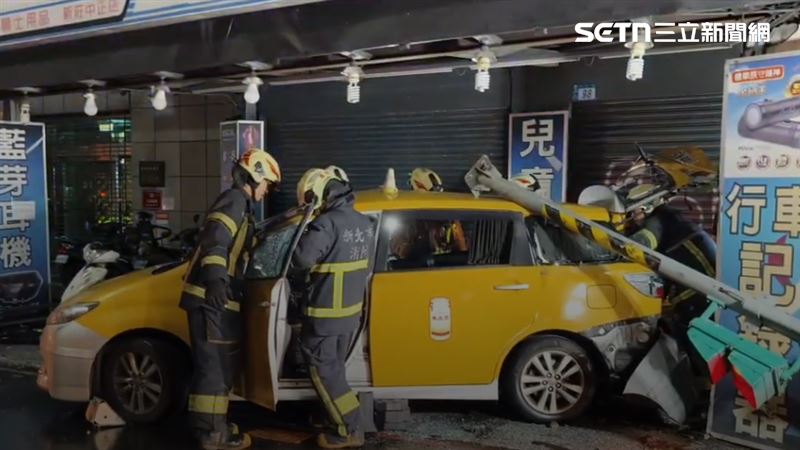 新北市新莊區中正路、中港路口今天(22日)凌晨傳出死亡車禍。(圖/翻攝畫面)