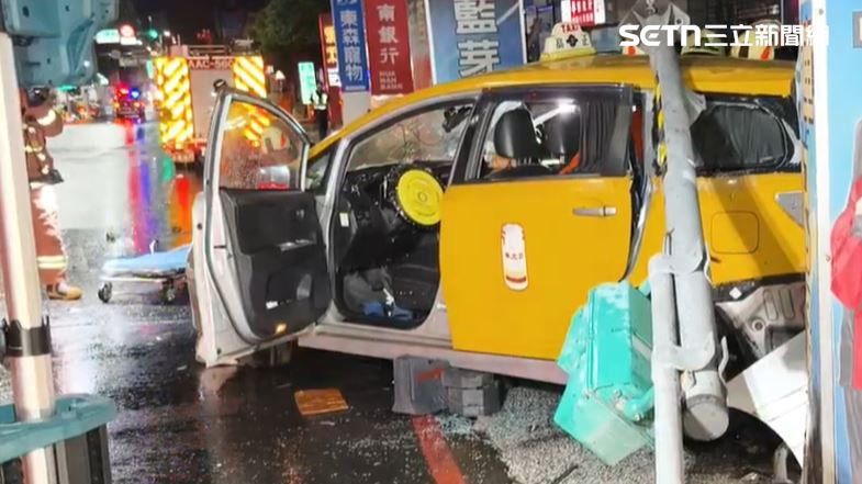 計程車駕駛趙姓老翁右大腿骨折,意識清楚,送亞東醫院救治。(圖/翻攝畫面)