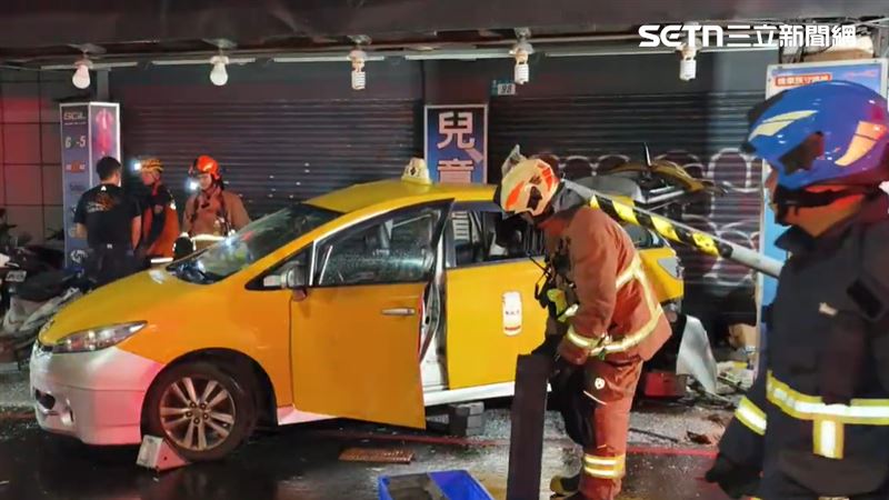 計程車疑因未依號誌指示左轉中港路,跟22歲許姓男子駕駛灑水車發生碰撞。(圖/翻攝畫面)