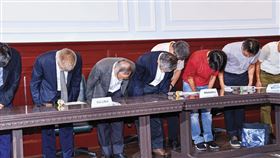 抽血案爆發近8個月，台師大校長吳正己才召開記者會道歉。（鏡報李智為）