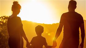 ▲癌友需自費治療，一個療程動輒上百萬，這是許多癌症家庭遇到的現實難題。（示意圖／PIXABAY） 