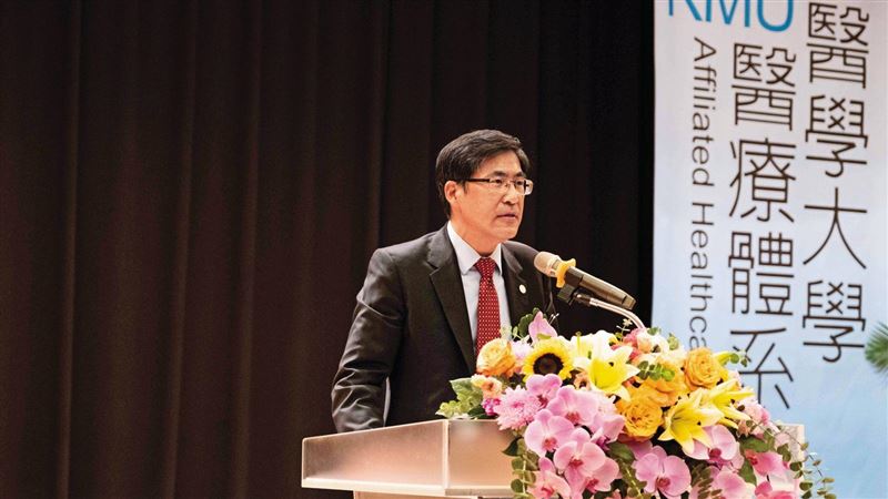 高雄醫學大學董事長陳建志驚爆不倫,和小港醫院副院長馮明珠婚外情。(圖/翻攝高雄醫學大學官網)