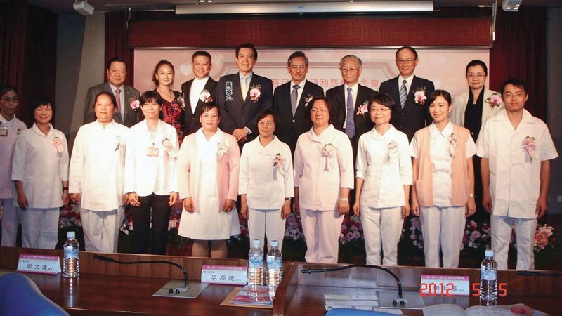 現任小港醫院副院長的馮明珠曾獲南丁格爾獎，並獲前總統馬英九3度召見。（圖／翻攝財團法人大德安寧療護發展基金會官網）