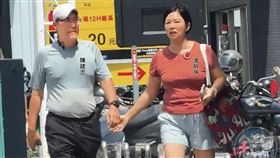 07/13 10:30 高醫大董事長陳建志與小港醫院副院長馮明珠，週日一起到同居處附近的健身房運動，途中自然地牽起手，二人互動宛如老夫老妻。（讀者提供）